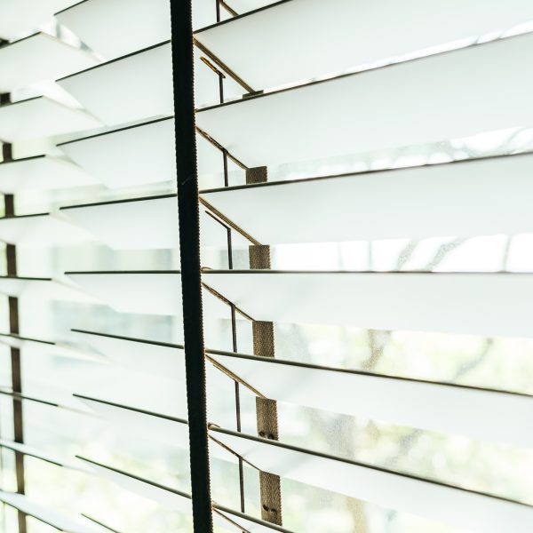 beautiful-blinds-window-decoration-interior-of-roo-B6YJGVX